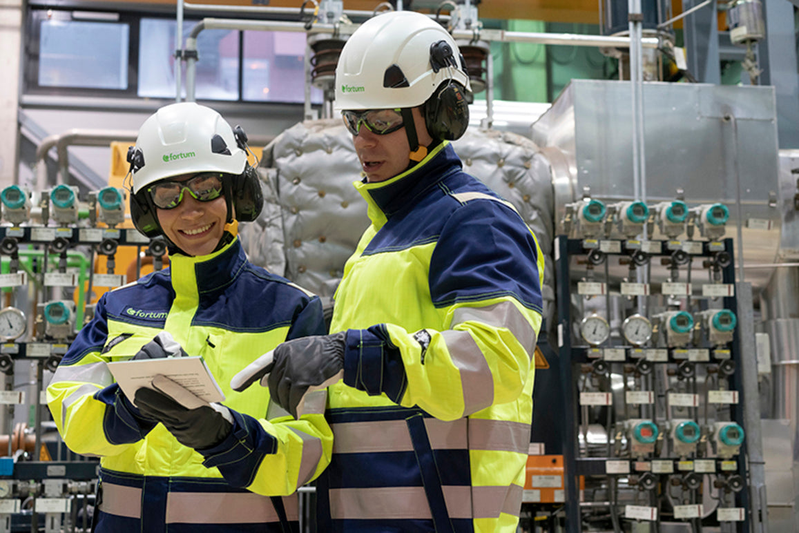 Efterhantering av Plastonit kanalplast på byggarbetsplatsen, där arbetare noggrant inspekterar och säkerställer att materialet är korrekt installerat och uppfyller kvalitetsstandarder för hållbarhet och funktionalitet.