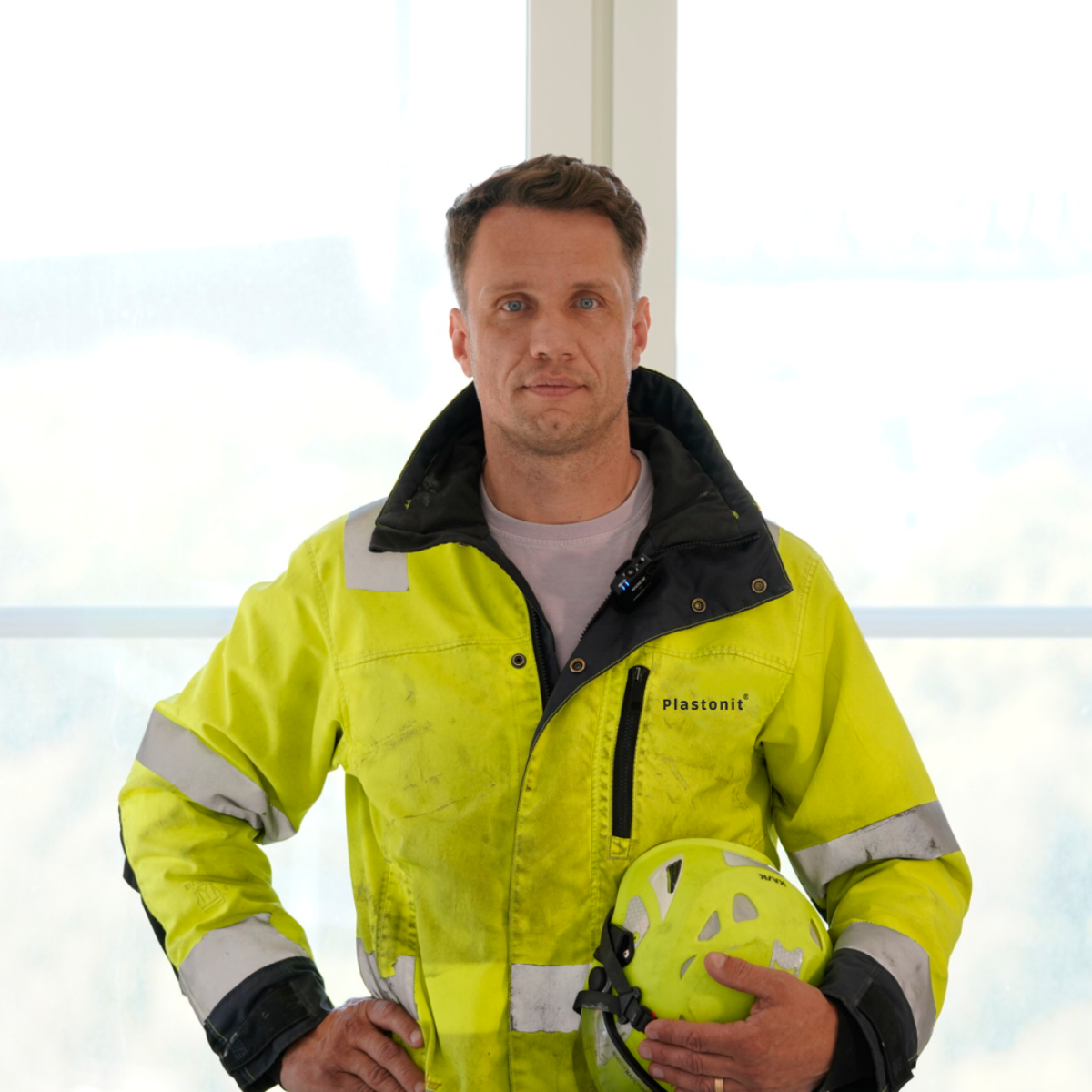 Plastonits VD Martin Porizka i plastonit skyddskläder.