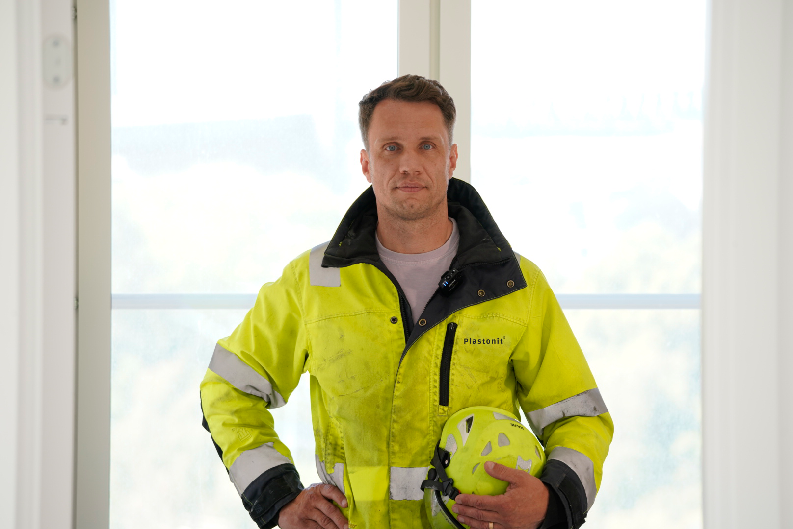 Plastonits VD Martin Porizka i plastonit skyddskläder.