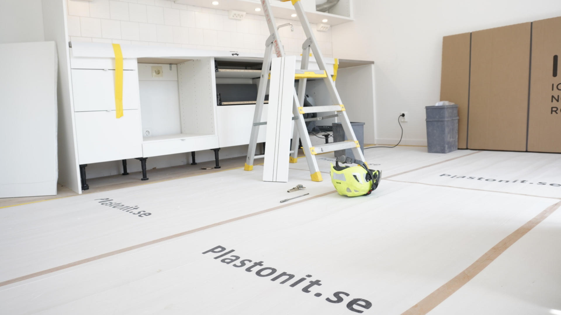 Plastonit ytksydd för golv skyddar under renovering och byggprojekt.