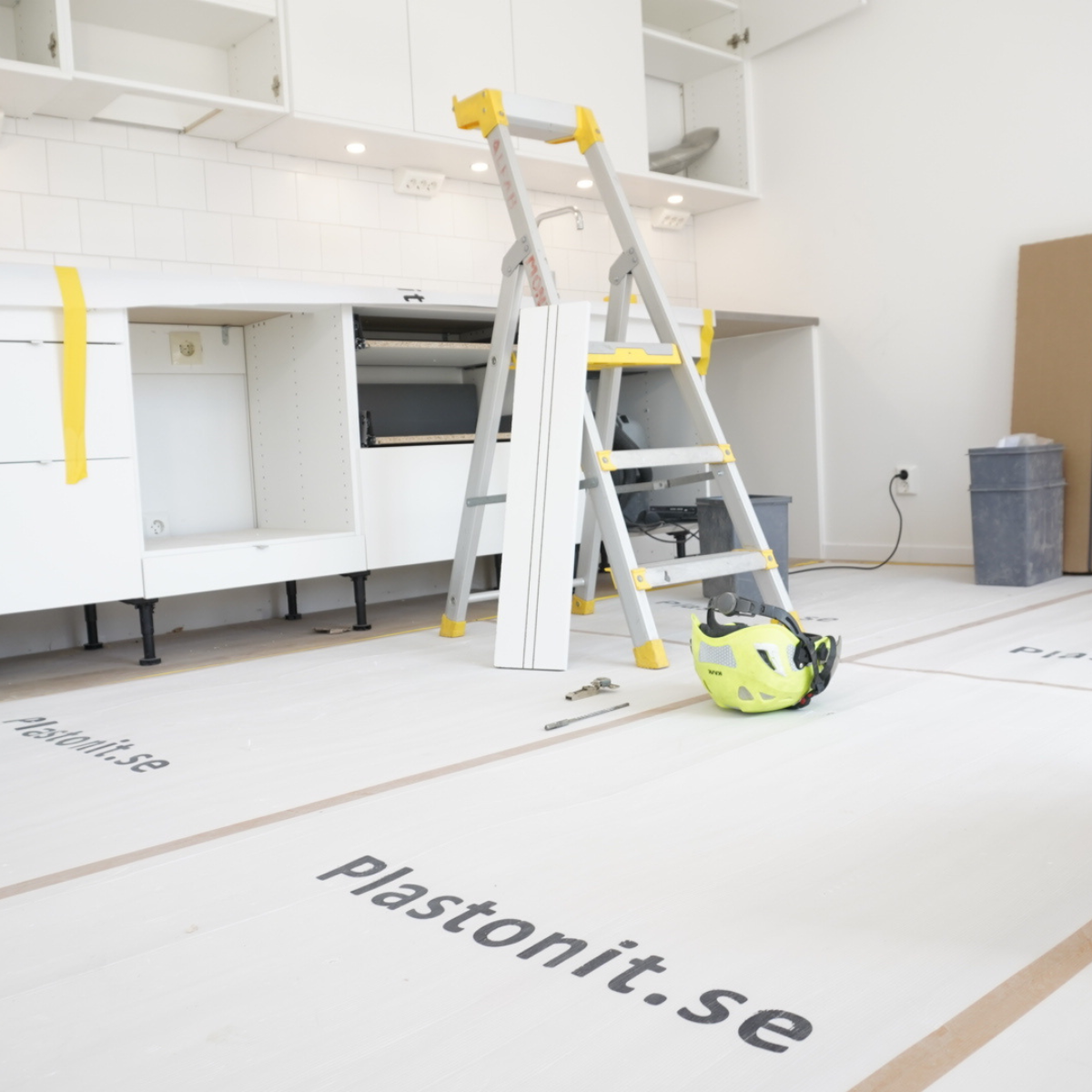 Här används Plastonits kanalplast för att skydda golv.